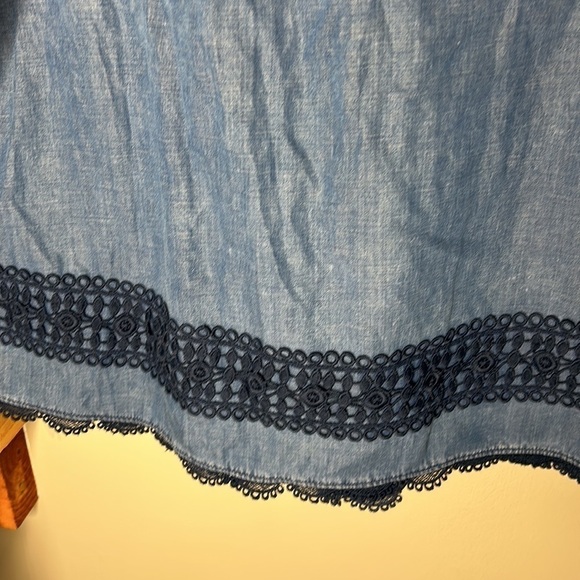 ANTHROPOLOGIE HOLDING HORSES Blue Lace Chambray Popover Blouse Size 2 - Picture 10 of 16